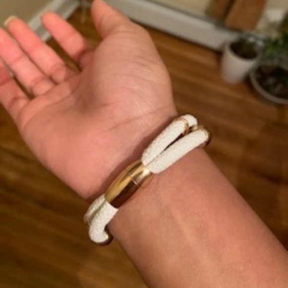 white bracelet - Picture 2 of 2
